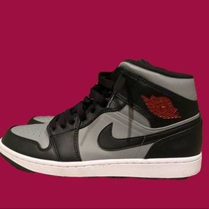 Jordan 1 mid “Shadow” Size 9.5.